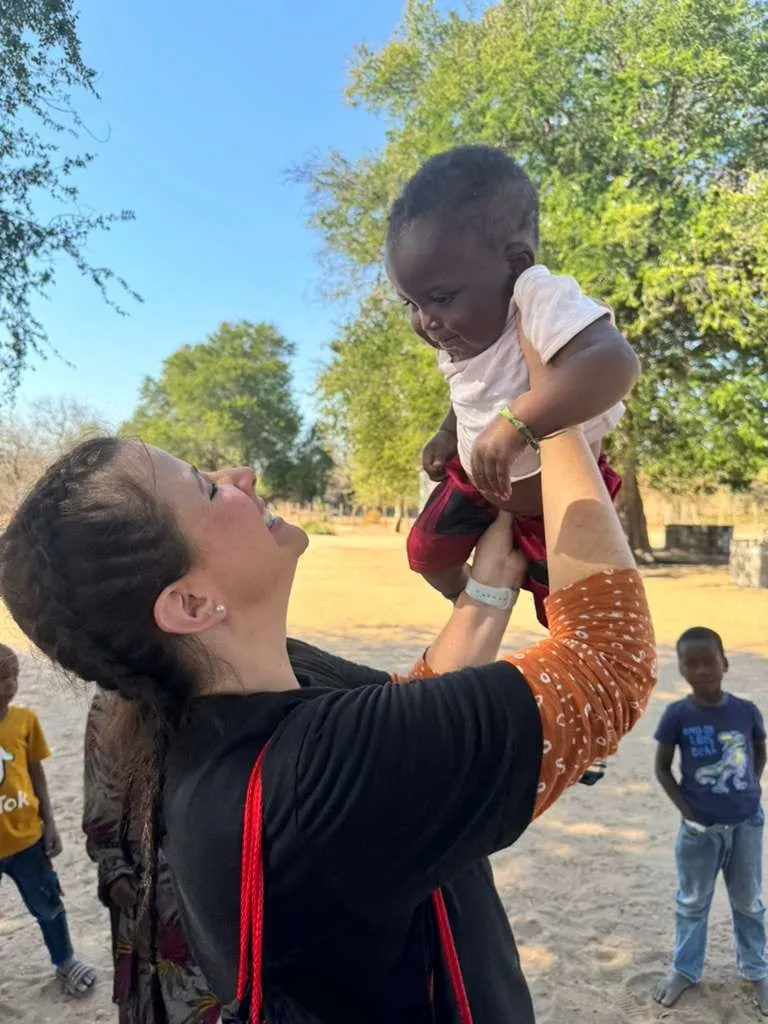 Luísa Marteleto playing with a child outdoors