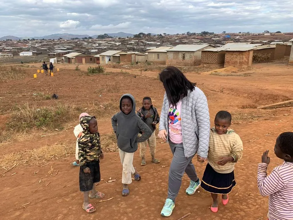 Luísa Marteleto with children in a community in Malawi