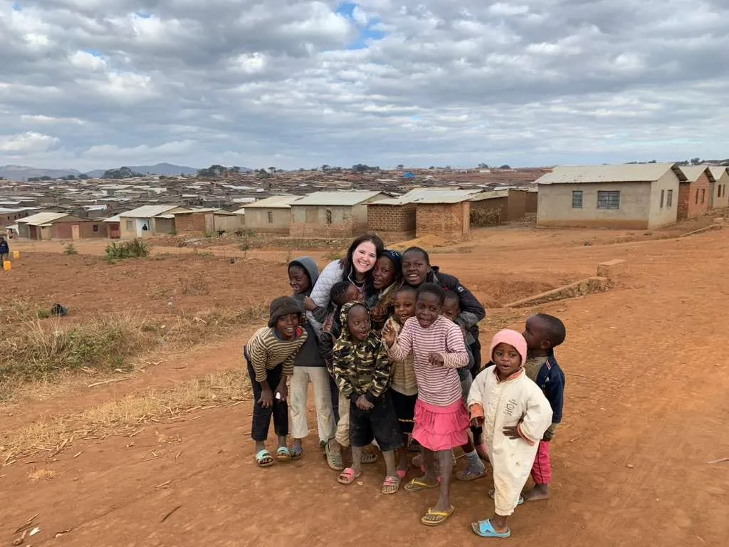 Luísa Marteleto with a group of children